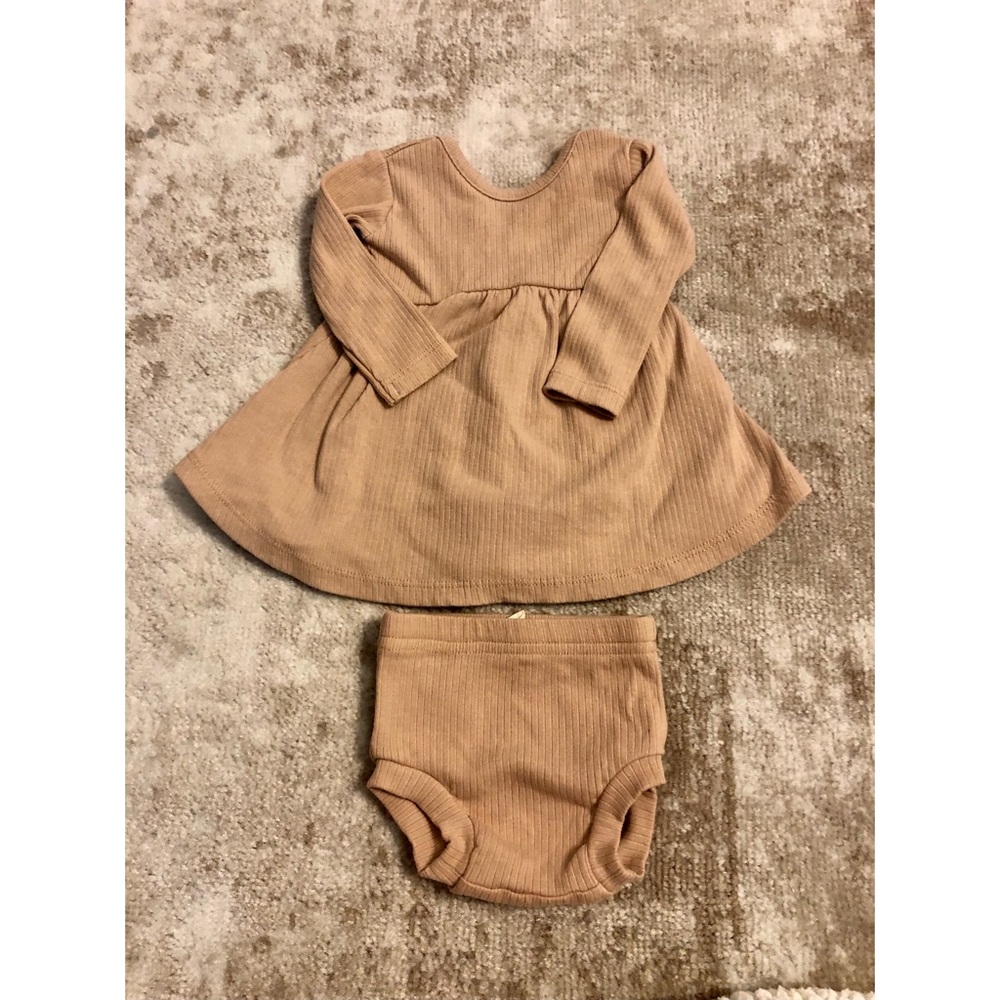 Adorable Quincy Mae dress with matching bloomers 0-3 months